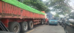 Muatan Truk Trailer Jatuh, Kemacetan Jalan Juwana Tambah Parah