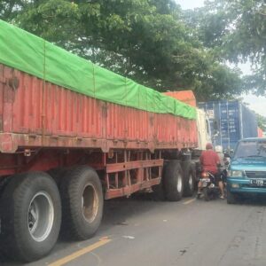 Muatan Truk Trailer Jatuh, Kemacetan Jalan Juwana Tambah Parah
