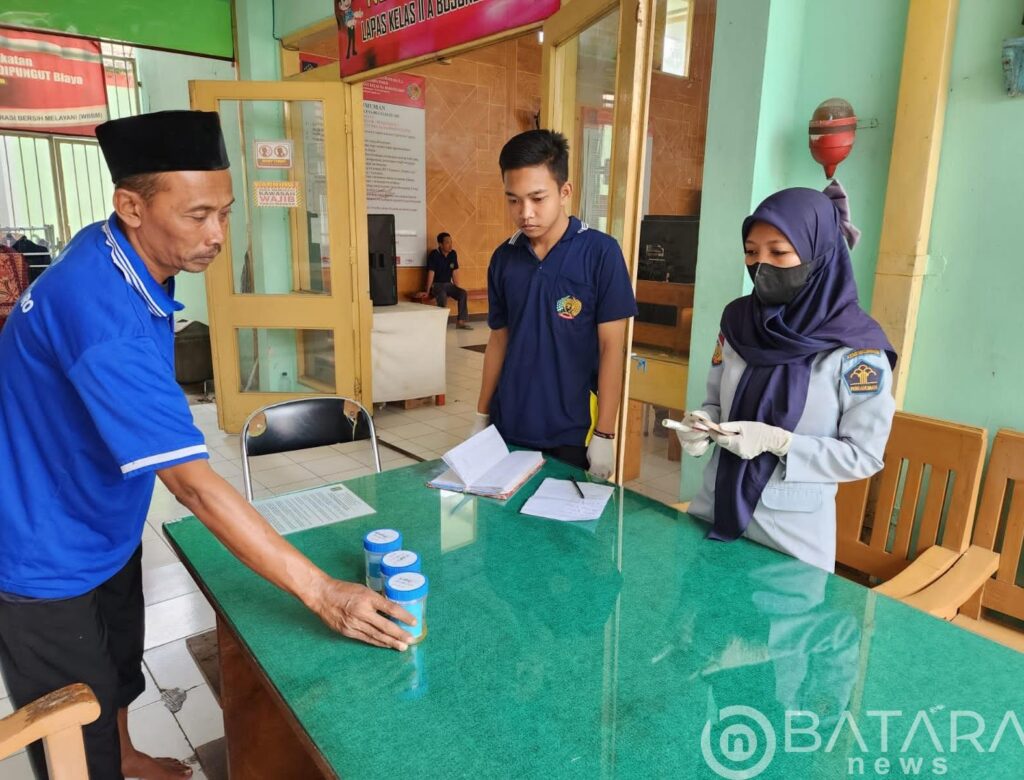 Cegah Penggunaan Narkoba, Lapas Kelas II A Bojonegoro Gelar Tes Urine Warga Binaan