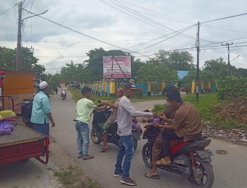 Relawan Prihatin Kotabaru Berbagi Bersama Umat Muslim Usai Solat Jumat