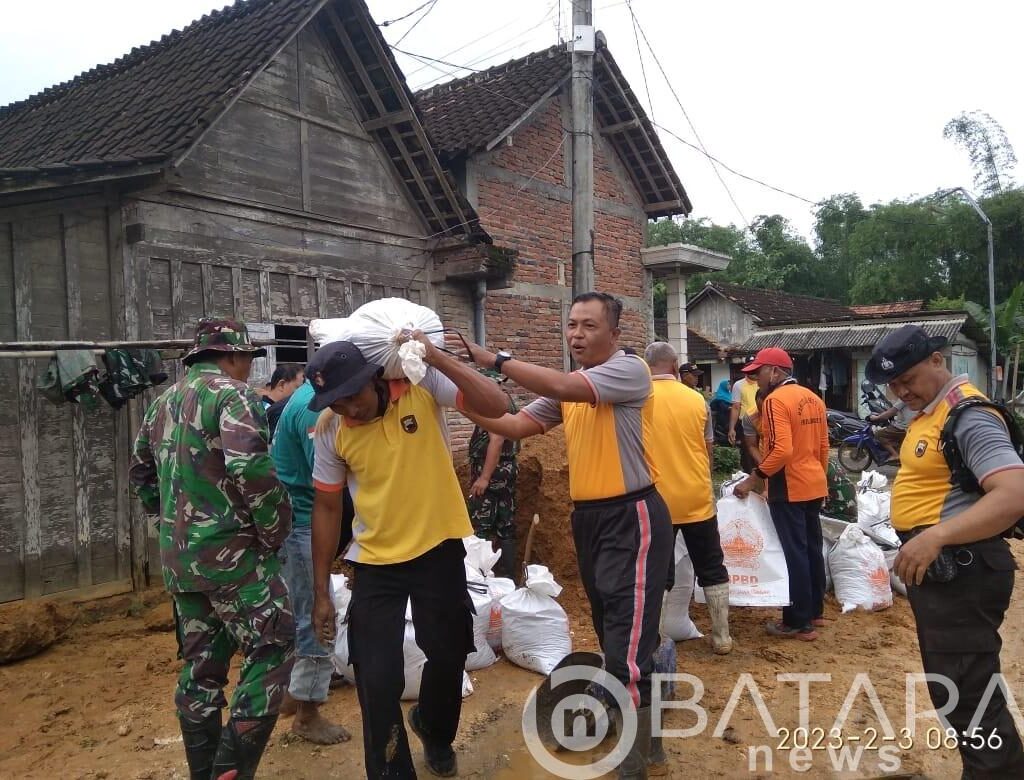 Polsek dan Koramil Sedan, Rembang, Bantu Warga Perbaiki Tanggul Jebol Karena Longsor