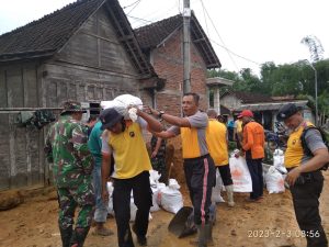 Polsek dan Koramil Sedan, Rembang, Bantu Warga Perbaiki Tanggul Jebol Karena Longsor