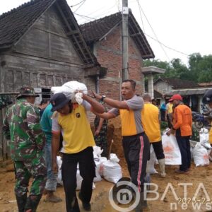 Polsek dan Koramil Sedan, Rembang, Bantu Warga Perbaiki Tanggul Jebol Karena Longsor