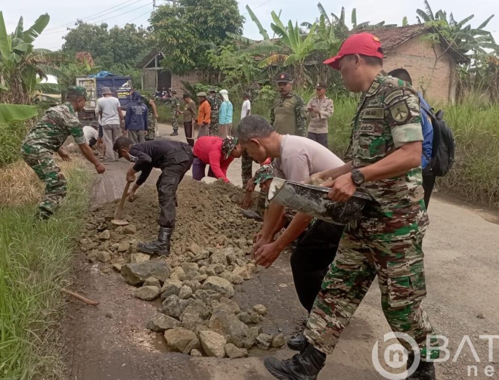 Pjs. Danramil 04/Sumber Pimpin Karya Bakti Pengurukan Jalan 
