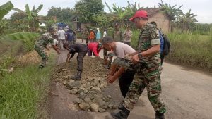 Pjs. Danramil 04/Sumber Pimpin Karya Bakti Pengurukan Jalan 