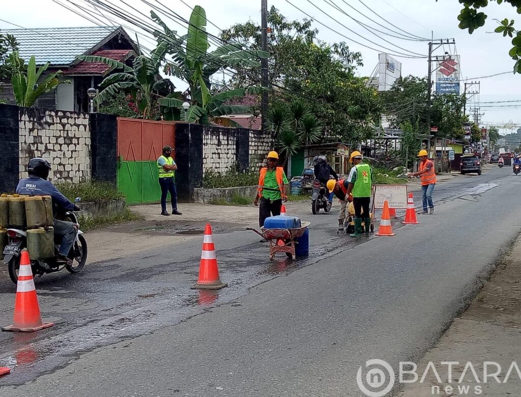 Penasaran, Kenapa Pemkab Kotabaru Pasang Median Jalan Di Pusat Kota ? Ini Kata Dishub