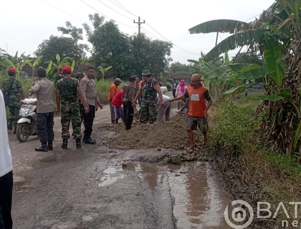 Pjs. Danramil 04/Sumber Pimpin Karya Bakti Pengurukan Jalan 