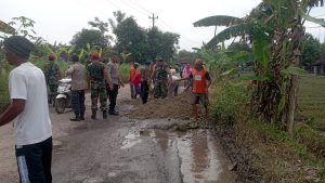 Pjs. Danramil 04/Sumber Pimpin Karya Bakti Pengurukan Jalan 