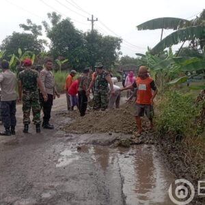 Pjs. Danramil 04/Sumber Pimpin Karya Bakti Pengurukan Jalan 