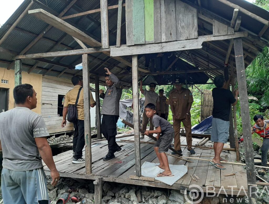 Kediaman Warga Gedambaan, Kotabaru, Jadi Sasaran Bedah RTLH Kapolda Kalsel.