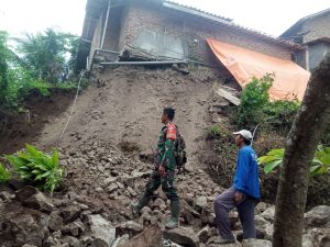 Tanggap Bencana Alam, Babinsa Cek Lokasi Tanah Longsor