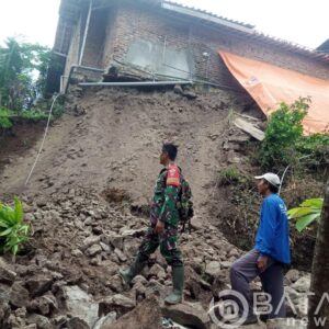 Tanggap Bencana Alam, Babinsa Cek Lokasi Tanah Longsor