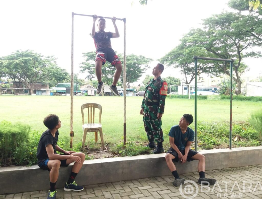 Babinsa Koramil Sluke Bina Fisik Calon Prajurit TNI