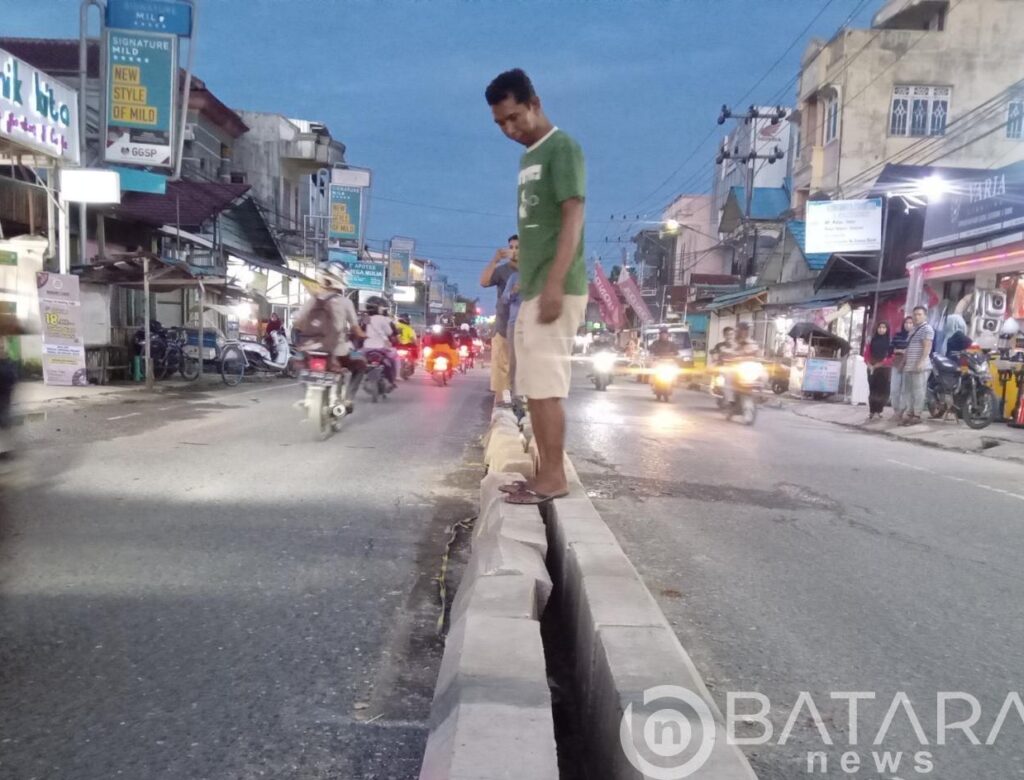 Warga Gang Suryawangsa Kotabaru Protes Jalan Keluar Gang Ditutup Beton Median Jalan