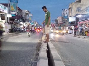 Warga Gang Suryawangsa Kotabaru Protes Jalan Keluar Gang Ditutup Beton Median Jalan