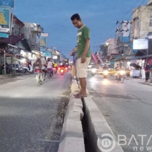 Warga Gang Suryawangsa Kotabaru Protes Jalan Keluar Gang Ditutup Beton Median Jalan