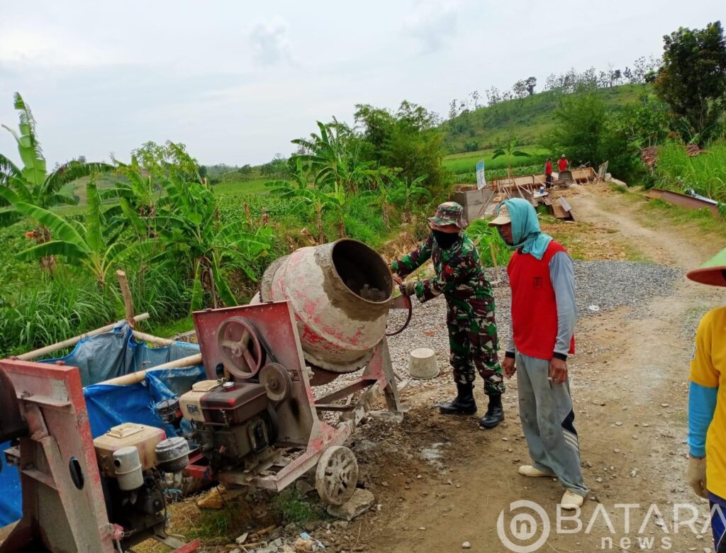 Permudah Hasil Pertanian, Babinsa Bantu Warga Rabat Jalan Pertanian