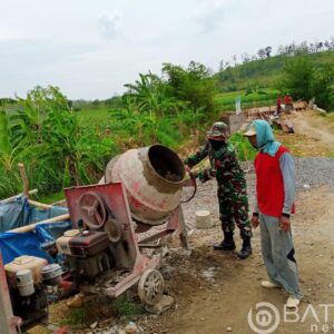 Permudah Hasil Pertanian, Babinsa Bantu Warga Rabat Jalan Pertanian