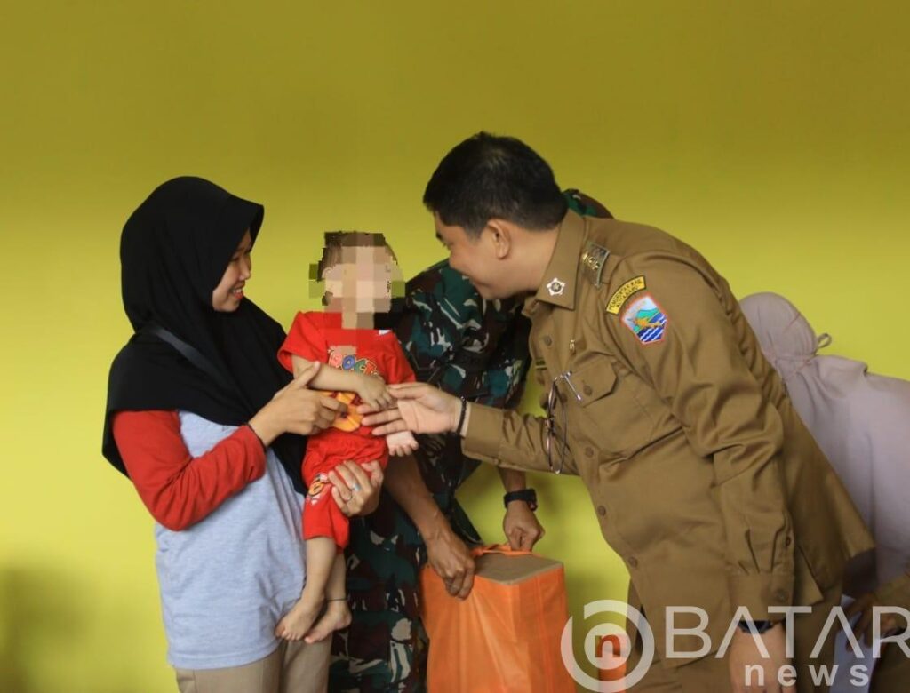 Wabub Kotabaru Salurkan Bantuan Asupan Gizi Kepada Anak Penderita Stunting
