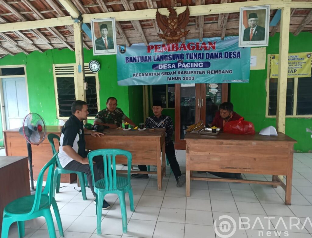 Babinsa Komsos Dengan Perangkat Desa Bahas Pembagian BLT