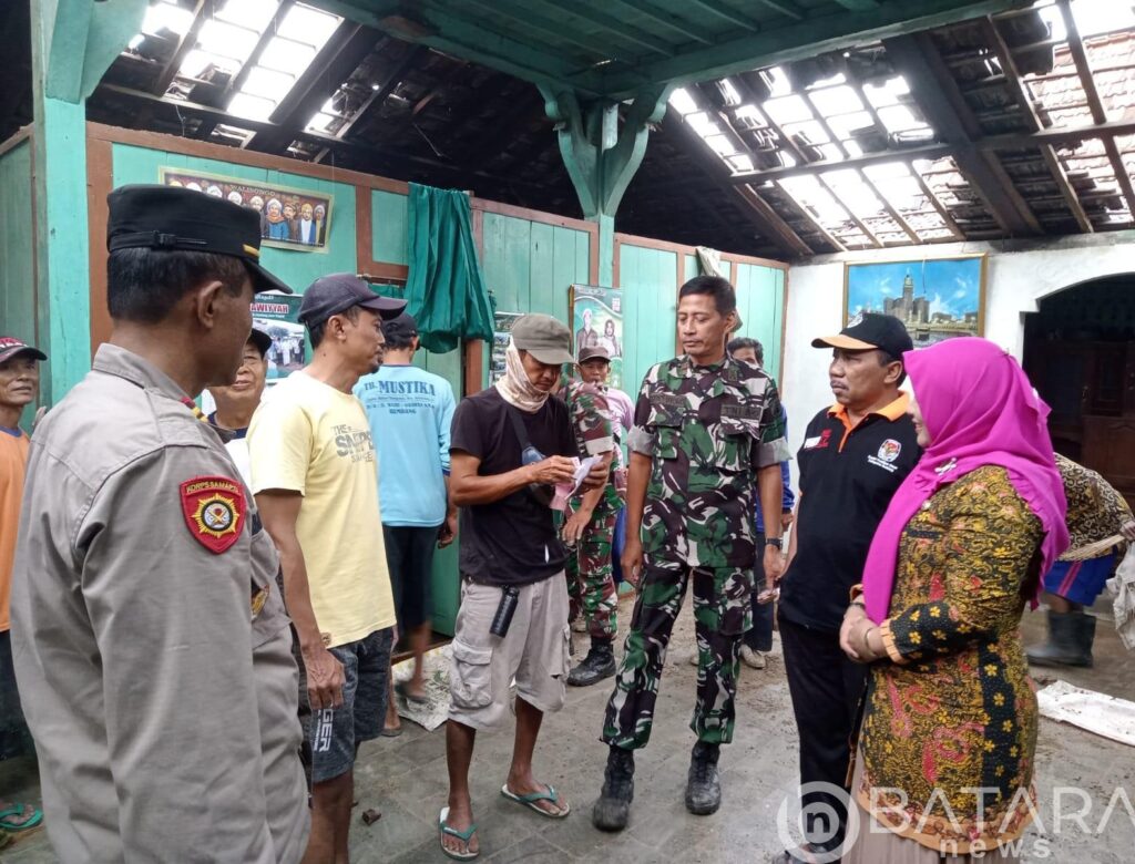 Pjs. Danramil Sumber Pimpin Karya Bakti Benahi Rumah Warga