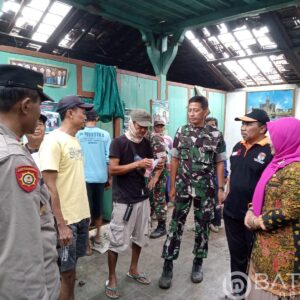 Pjs. Danramil Sumber Pimpin Karya Bakti Benahi Rumah Warga