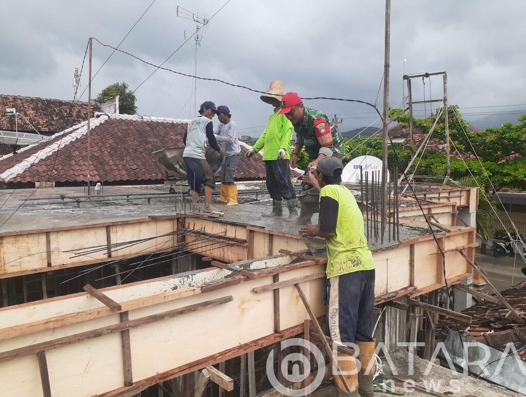 Babinsa dan Masyarakat Bersinergi, Melakukan Karya Bakti Pengecoran Talud untuk Meningkatkan Pelayanan Desa