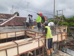 Babinsa dan Masyarakat Bersinergi, Melakukan Karya Bakti Pengecoran Talud untuk Meningkatkan Pelayanan Desa