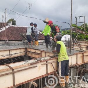 Babinsa dan Masyarakat Bersinergi, Melakukan Karya Bakti Pengecoran Talud untuk Meningkatkan Pelayanan Desa