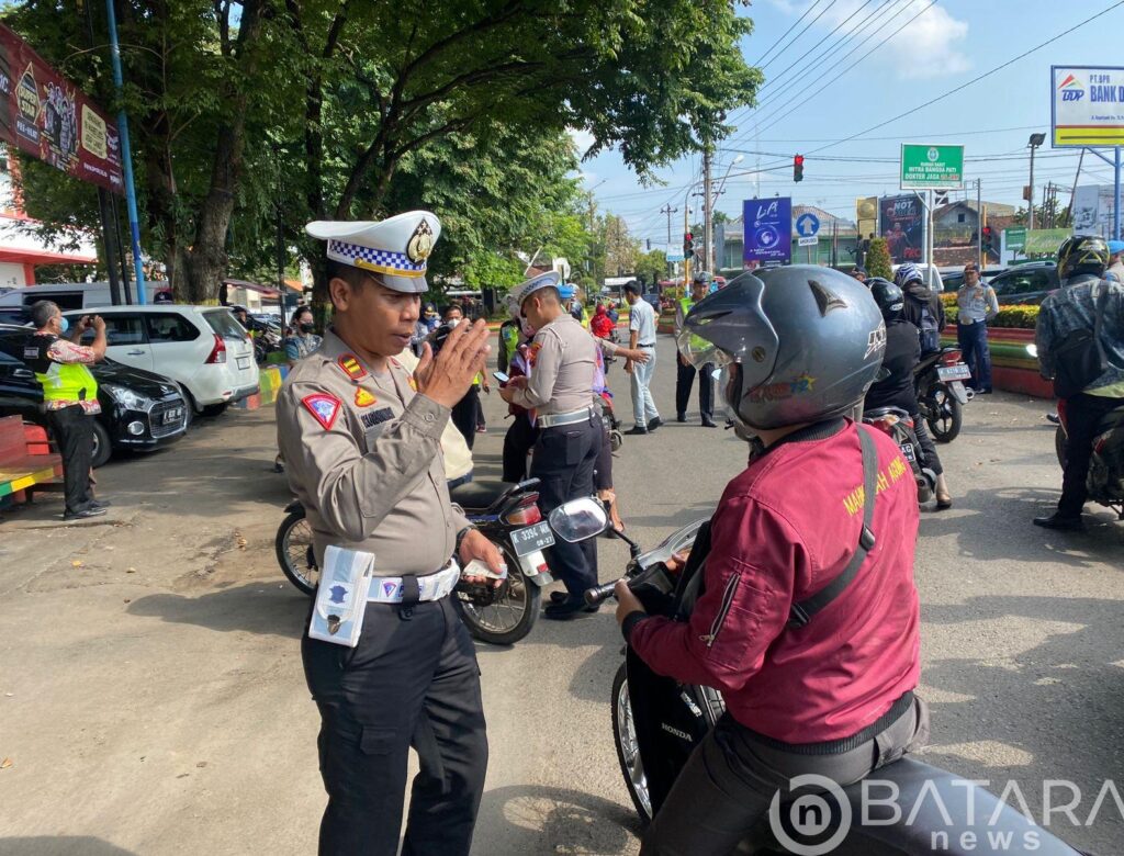Aksi Kemanusiaan Kapolresta Pati: Berikan Bantuan pada Para Sopir Truk yang Terjebak Macet