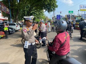 Aksi Kemanusiaan Kapolresta Pati: Berikan Bantuan pada Para Sopir Truk yang Terjebak Macet