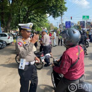 Aksi Kemanusiaan Kapolresta Pati: Berikan Bantuan pada Para Sopir Truk yang Terjebak Macet