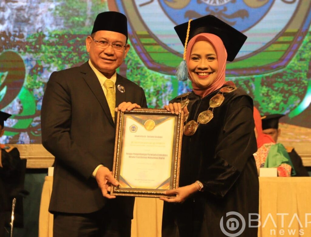 Dianggap Fisioner Dalam Kelola Pariwisata, Unitomo Surabaya Berikan Penghargaan Kepada Bupati Kotabaru