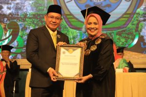 Dianggap Fisioner Dalam Kelola Pariwisata, Unitomo Surabaya Berikan Penghargaan Kepada Bupati Kotabaru