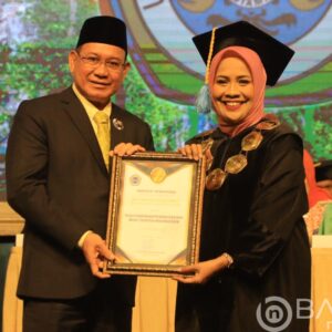 Dianggap Fisioner Dalam Kelola Pariwisata, Unitomo Surabaya Berikan Penghargaan Kepada Bupati Kotabaru