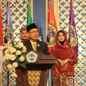 Keren, Bupati Kotabaru Sampaikan Orasi Ilmiah Dihadapan Ratusan Wisudawan Unitomo Surabaya.