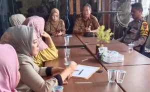Kantor Diskoperindag Kotabaru Digruduk Emak- Emak Pedagang Pasar Tradisional