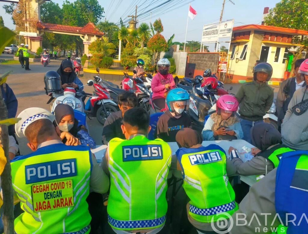 Satlantas Polresta Pati Menilang 152 Pelanggar yang Gunakan Jalur Mobil Sebagai Alternatif
