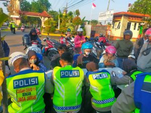 Satlantas Polresta Pati Menilang 152 Pelanggar yang Gunakan Jalur Mobil Sebagai Alternatif