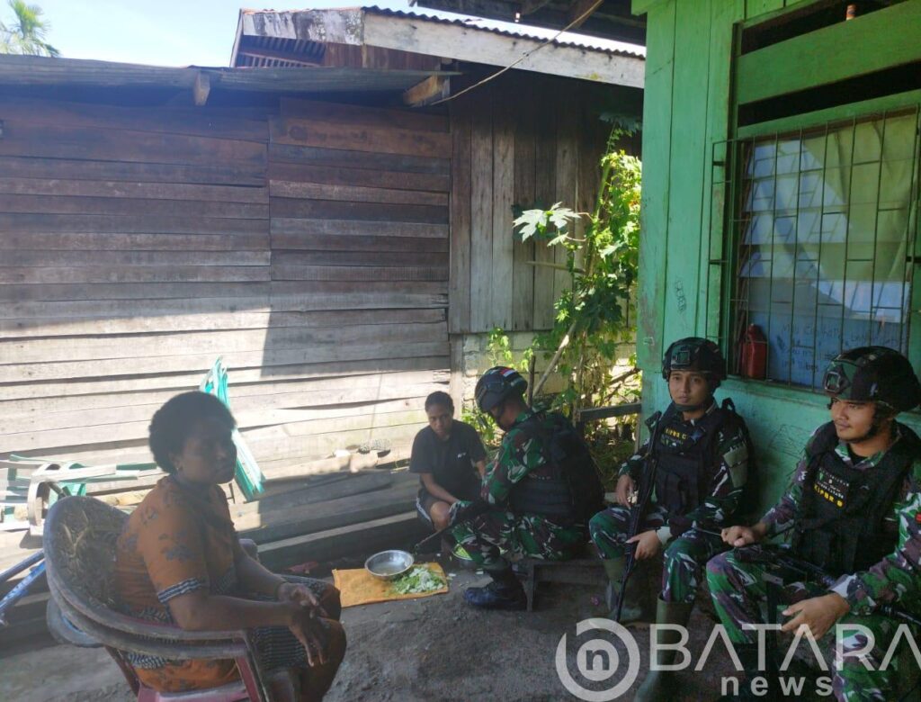 Obrolan Santai Di Pagi Hari Satgas Yonif 132/BS Bersama Masyarakat Kp.Banda