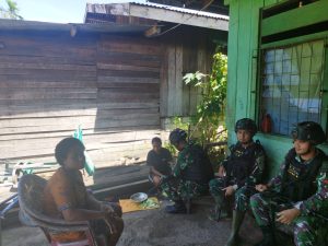 Obrolan Santai Di Pagi Hari Satgas Yonif 132/BS Bersama Masyarakat Kp.Banda
