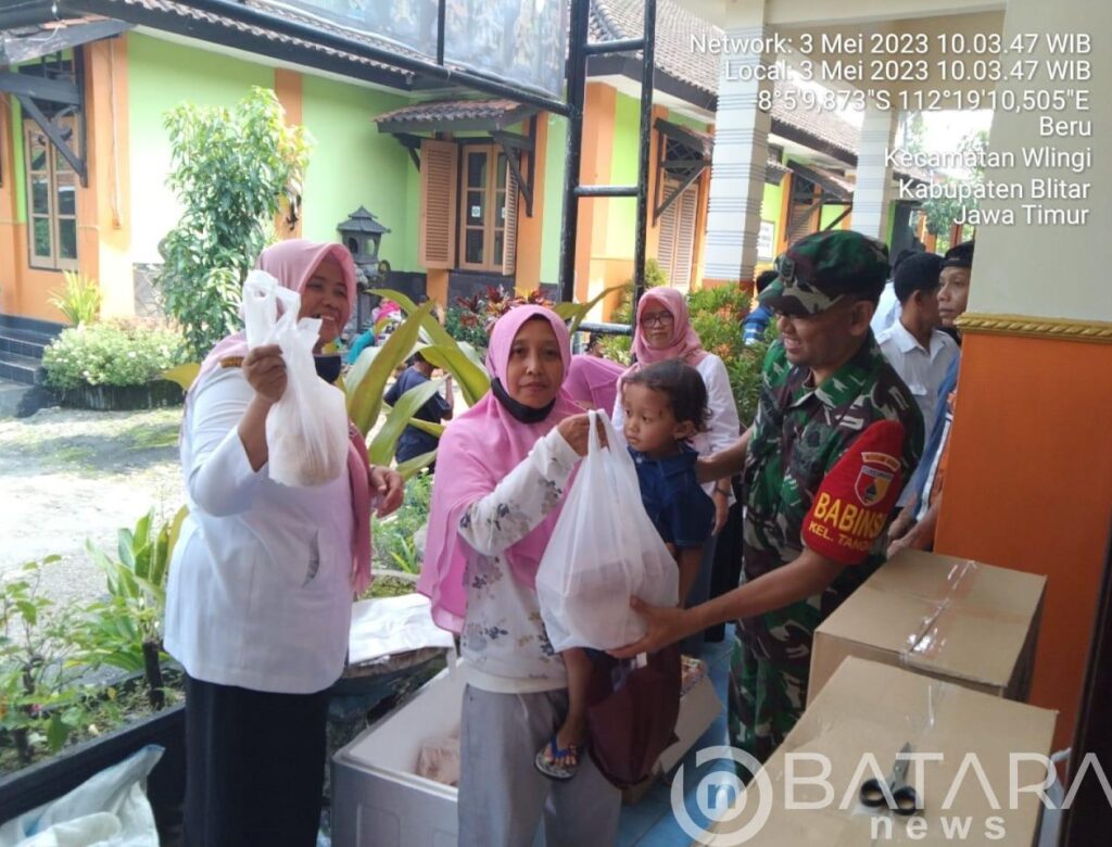 Dukung Program Pemerintah, Anggota Koramil Wlingi Dampingi Penyaluran Bantuan CPP Di Wilayah Binaannya