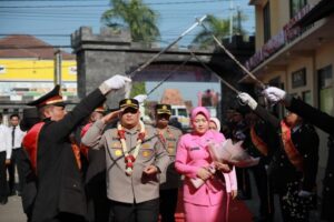 Jabatan Kapolres Rembang Resmi Di Serah Terimakan dengan Tradisi Pedang & Payung Pora
