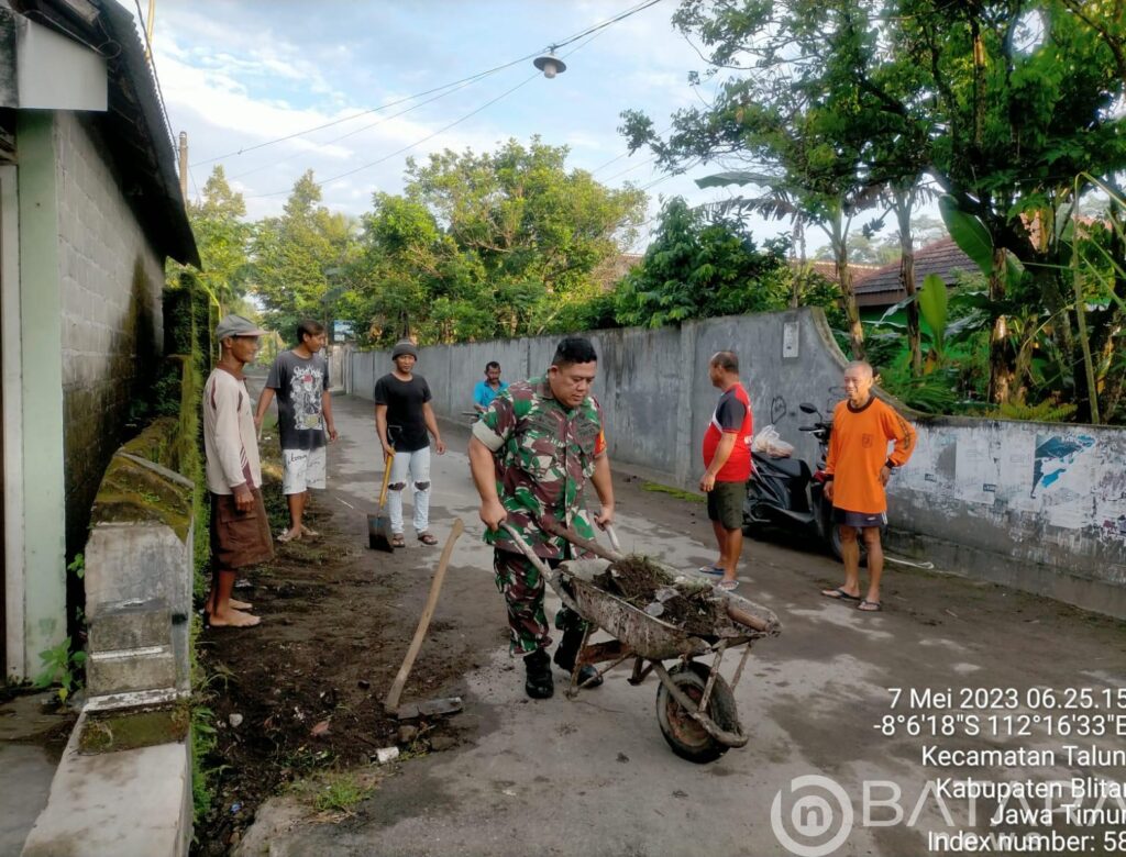 Tingkatkan Budaya Gotong Royong Di Wilayah Binaan, Babinsa Koramil Talun Gelar Kerja Bakti Bersama