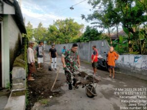 Tingkatkan Budaya Gotong Royong Di Wilayah Binaan, Babinsa Koramil Talun Gelar Kerja Bakti Bersama