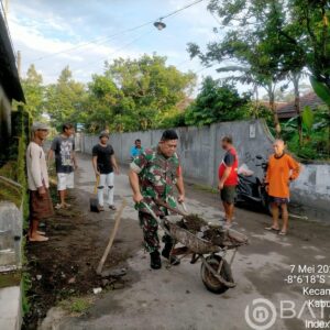Tingkatkan Budaya Gotong Royong Di Wilayah Binaan, Babinsa Koramil Talun Gelar Kerja Bakti Bersama