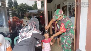Dukung Program Balita Sehat, Babinsa Koramil Udanawu Dampingi Kegiatan Posyandu
