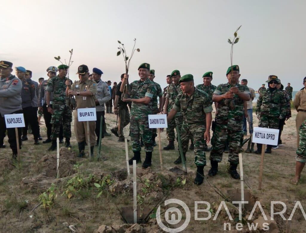 Kodim Rembang Tanam 5000 Bibit Mangrove Di Pesisir Pantai Swalan Pasar Banggi