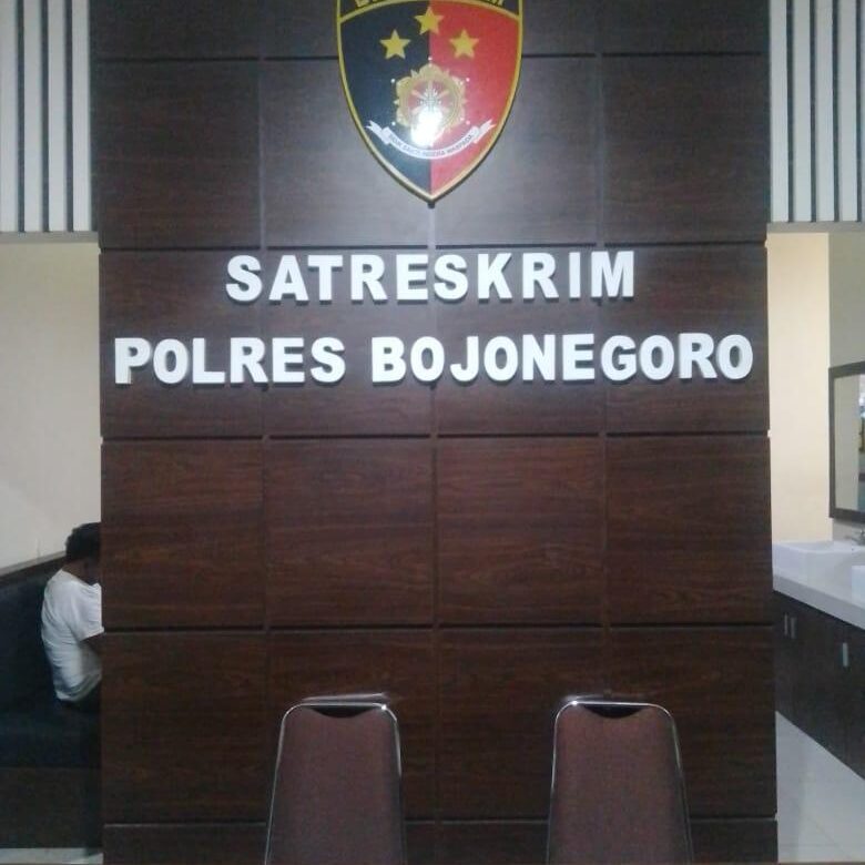 Sat Reskrim Polres Bojonegoro bawa dan periksa 3 oknum LSM