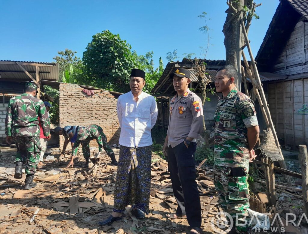 Pengabdian untuk Rakyat, Koramil Pamotan dan Polsek Rehab Rumah Warga